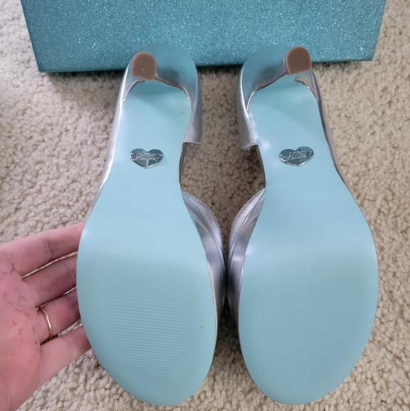 NIB Betsey Johnson Blue Wedding Honor Silver Metal Pumps Sz 10 - Picture 2 of 9
